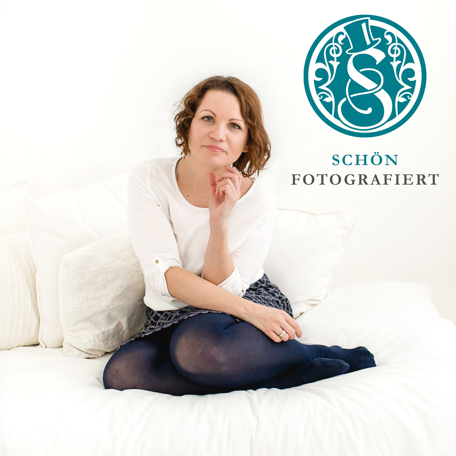 Tina Schön von schön fotografiert Fotografin sitzend