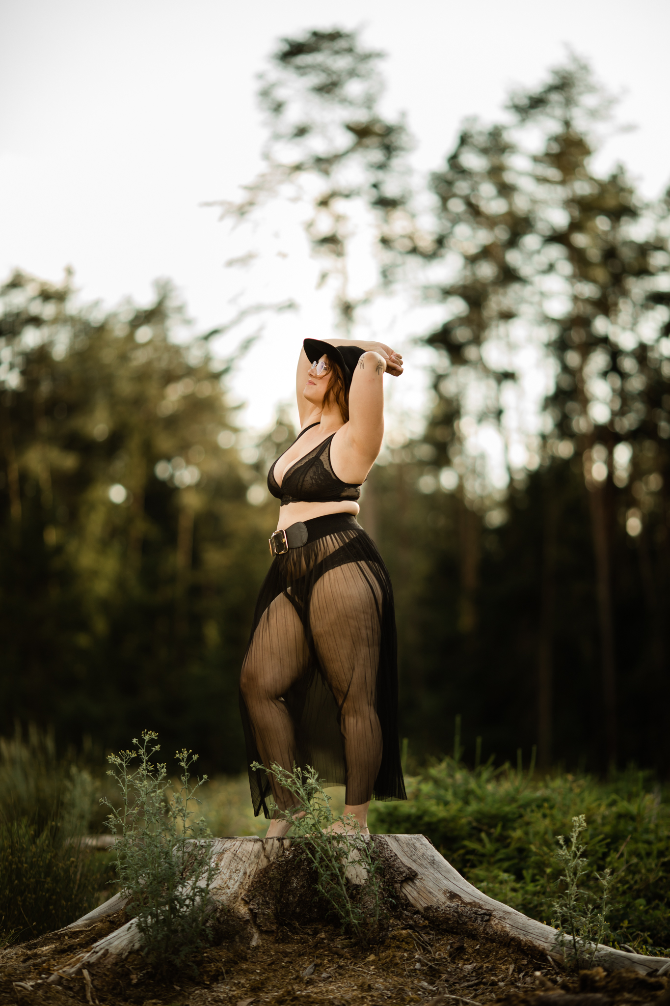 Boudoir-Shooting von hübscher Frau in schwarzem Outfit im Fichtenwald bei Landshut