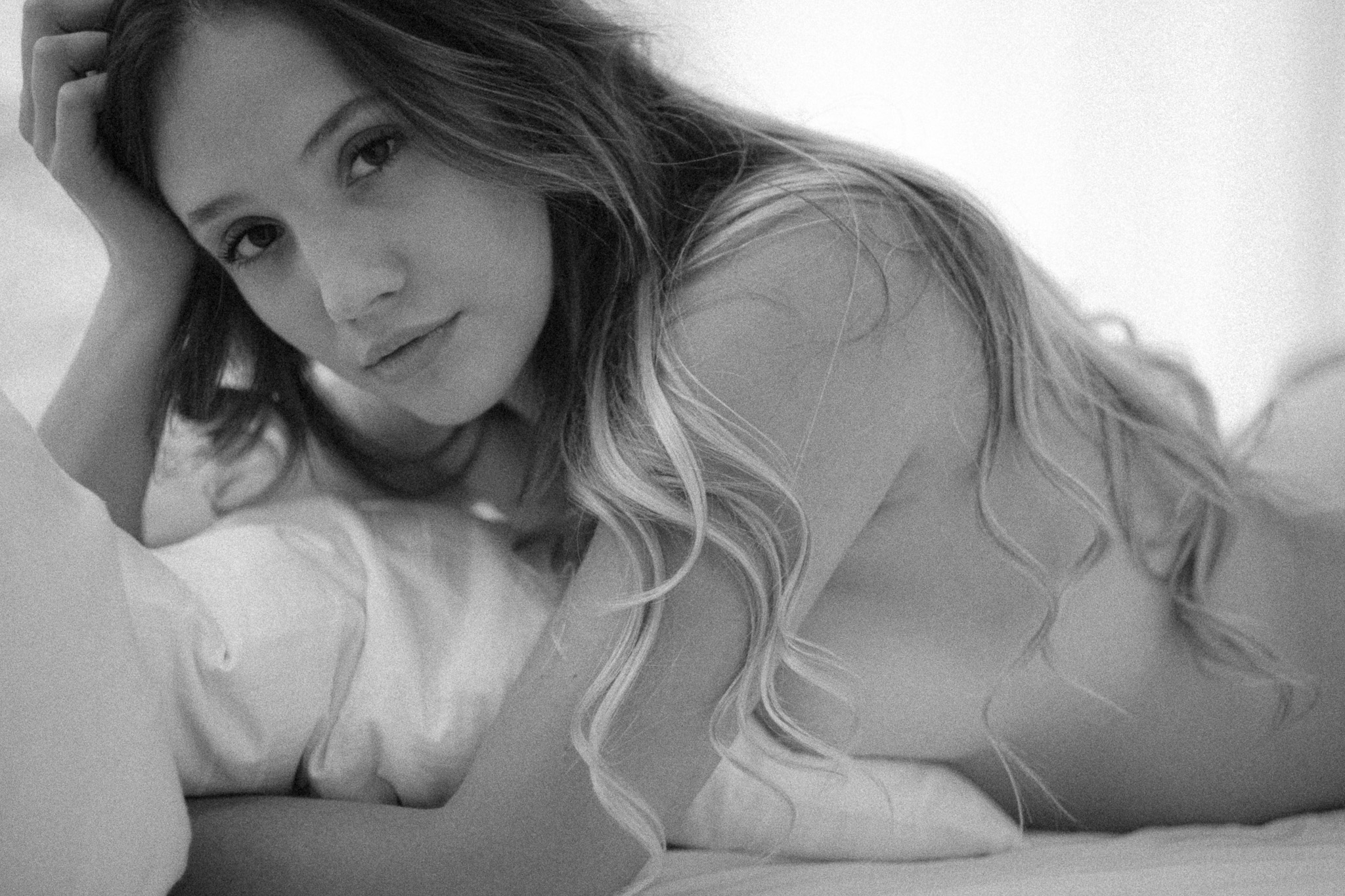 Schöne Frau mit weißem Hemd im Bett als Vorschau auf Shooting-Video von Boudoir-Shooting