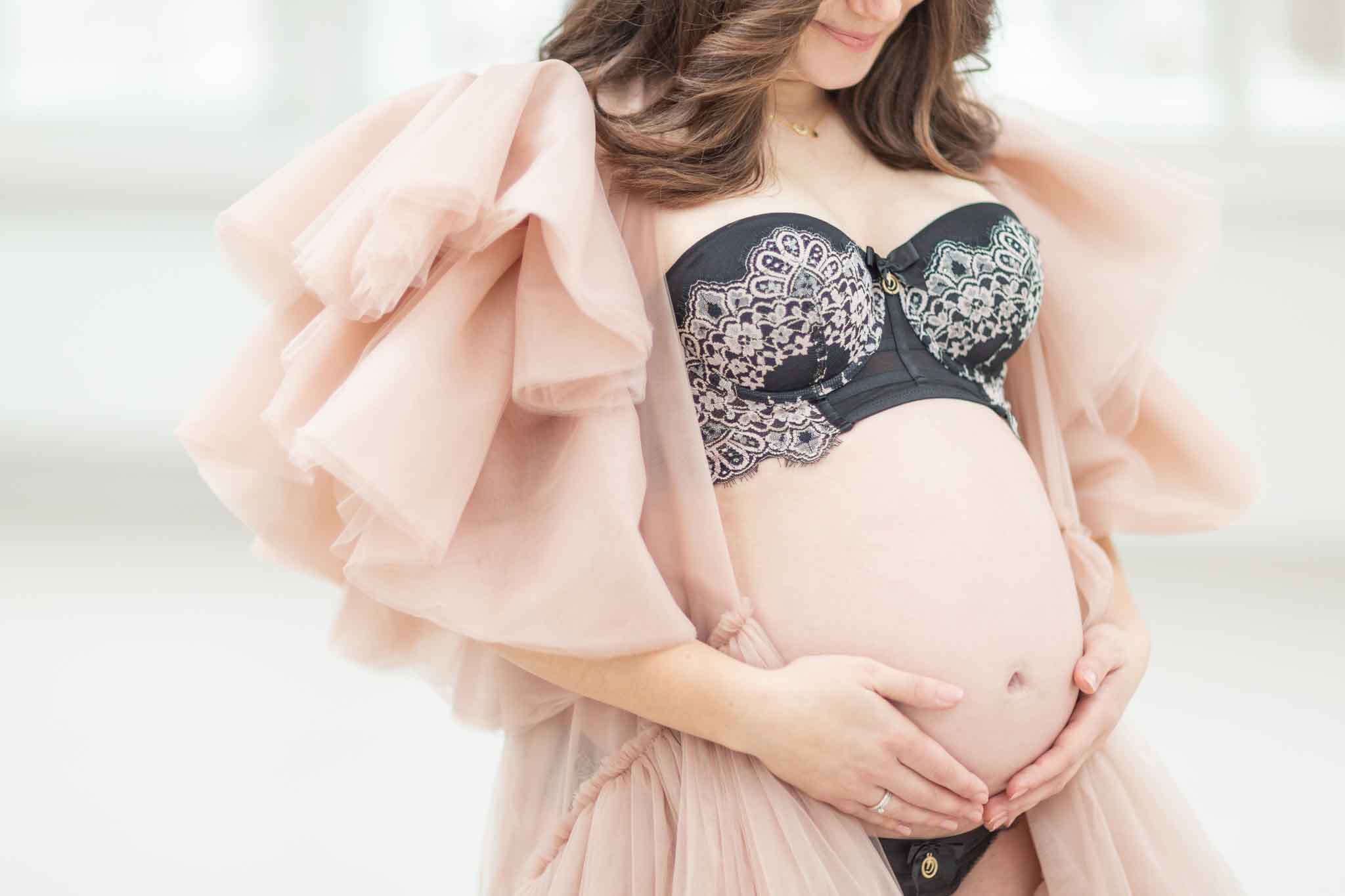 Schwangerschafts-Bilder im zarten rosanen Kleid und Unterwäsche