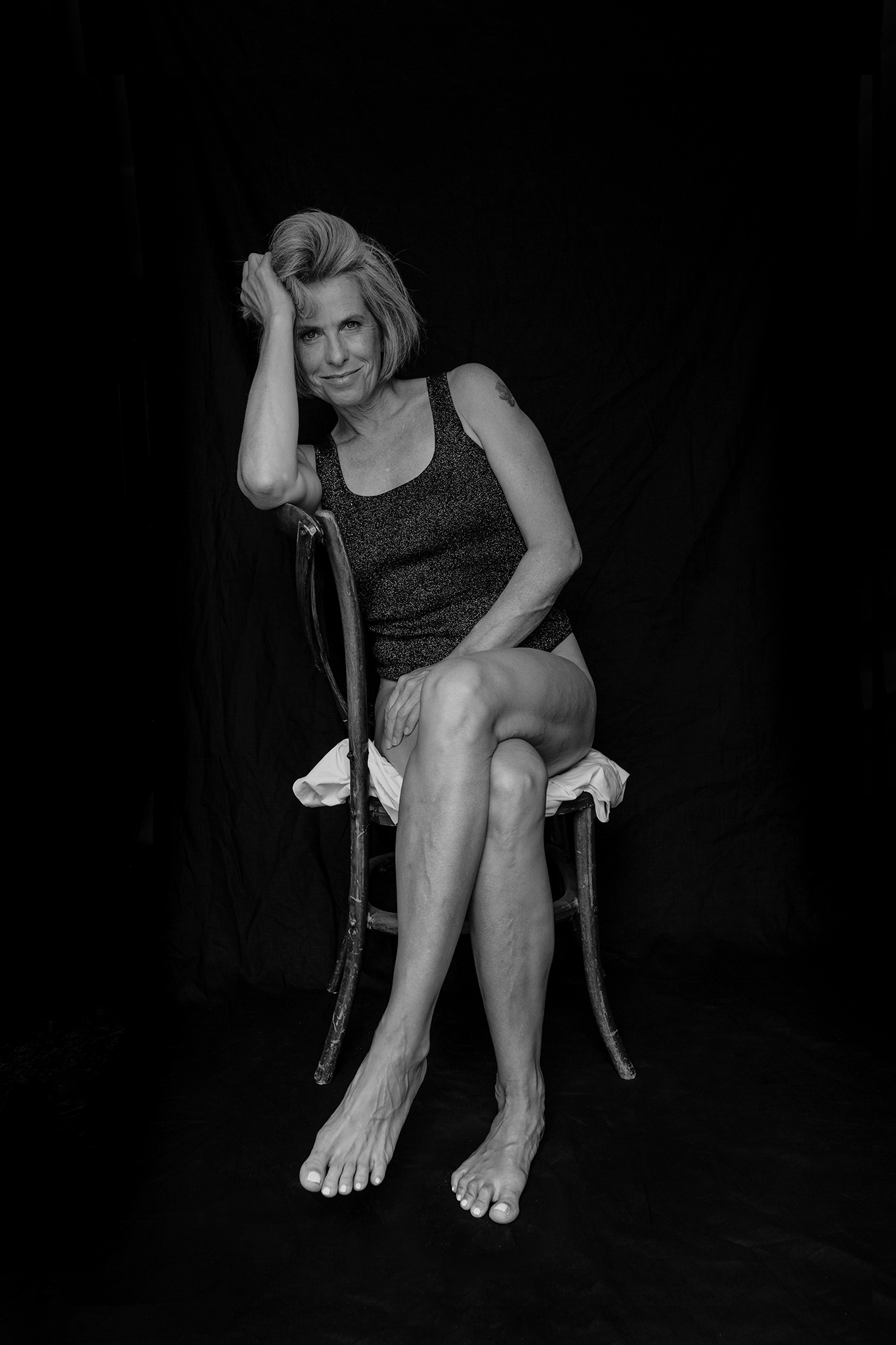Strahlende Frau im Sitzen fotografiert