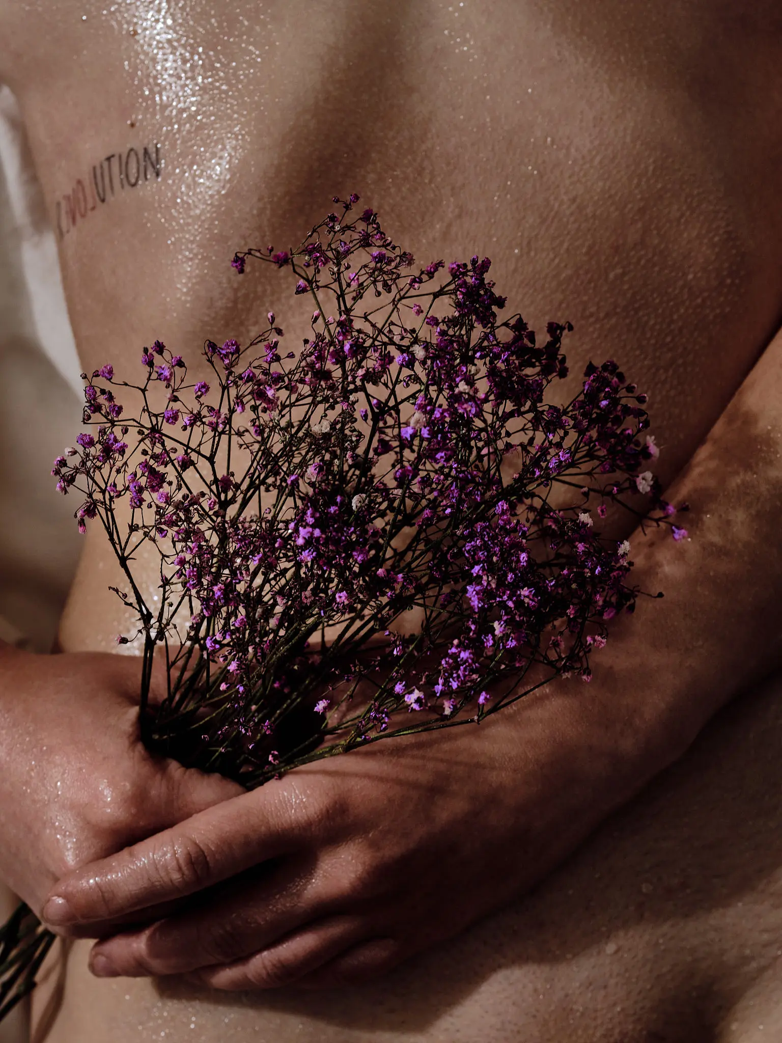 Blumen_im_Bett_25 Aktfotos Stuttgart – sinnliches Blütenshooting im Studio