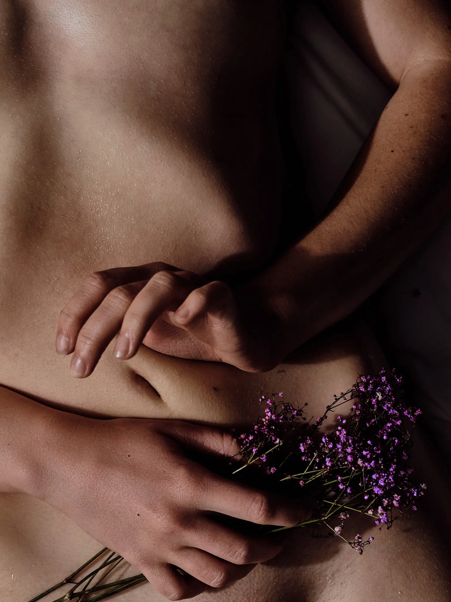 Blumen_im_Bett_27 Aktfotos Stuttgart – sinnliches Blütenshooting im Studio