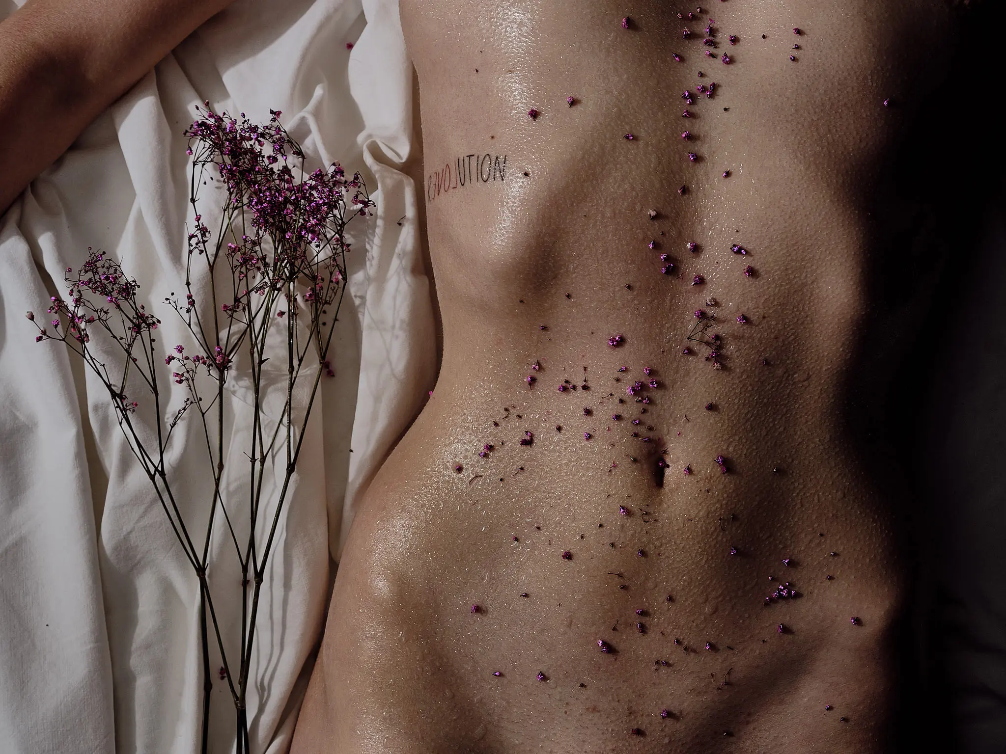 Blumen_im_Bett_28 Aktfotos Stuttgart – sinnliches Blütenshooting im Studio