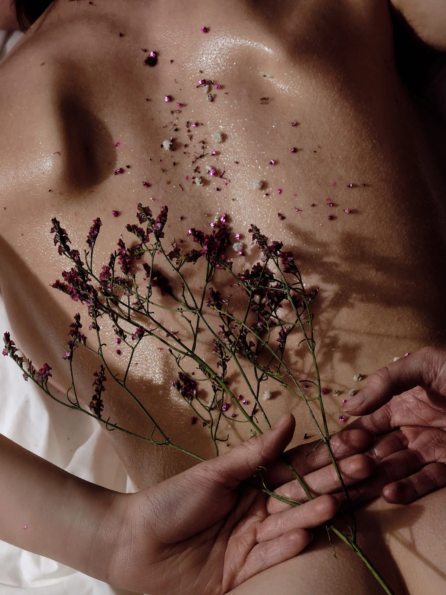 Blumen_im_Bett_31 Aktfotos Stuttgart – sinnliches Blütenshooting im Studio