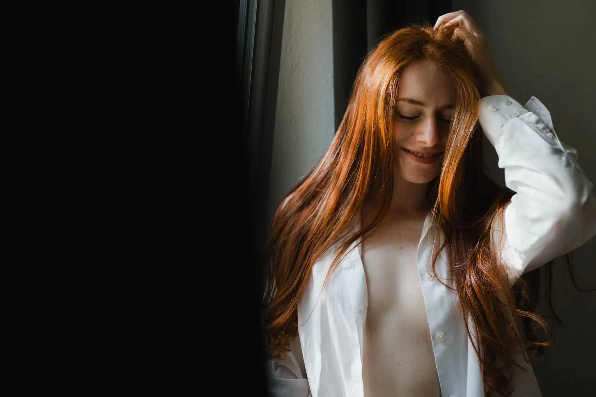 borismehl-Boudoir-Lea-20240707-0040 Boudoir-Fotografie: sinnliche Frau im Studio mit sanftem Licht, natürliche Posen und intime Atmosphäre